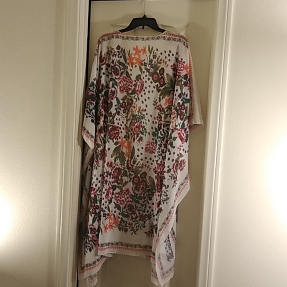 STUNNING KIMONO with Flower Pattern - Picture 2 of 2